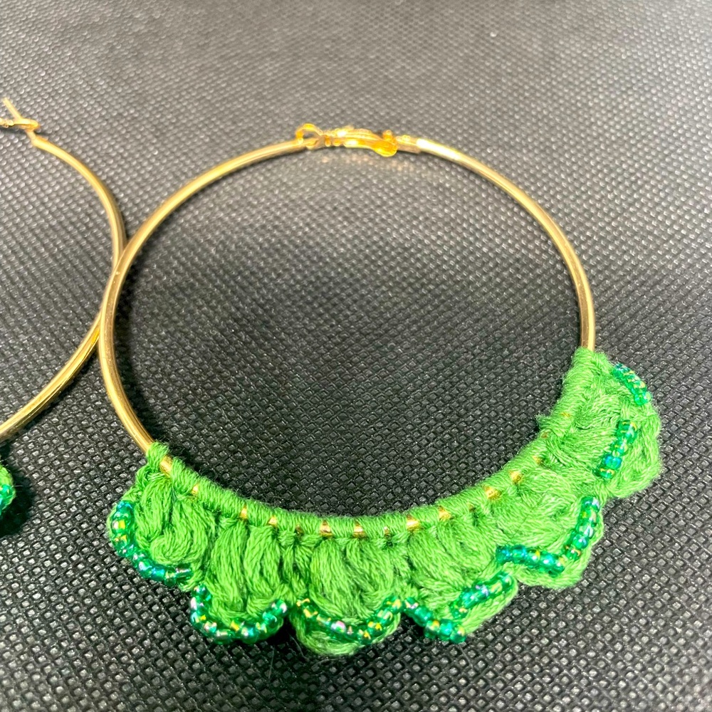 Crochet earrings with beads of the same color